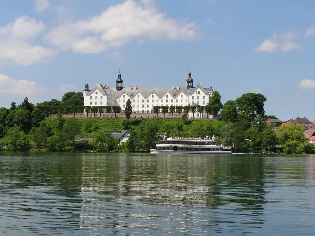 Plöner Schloss vom See